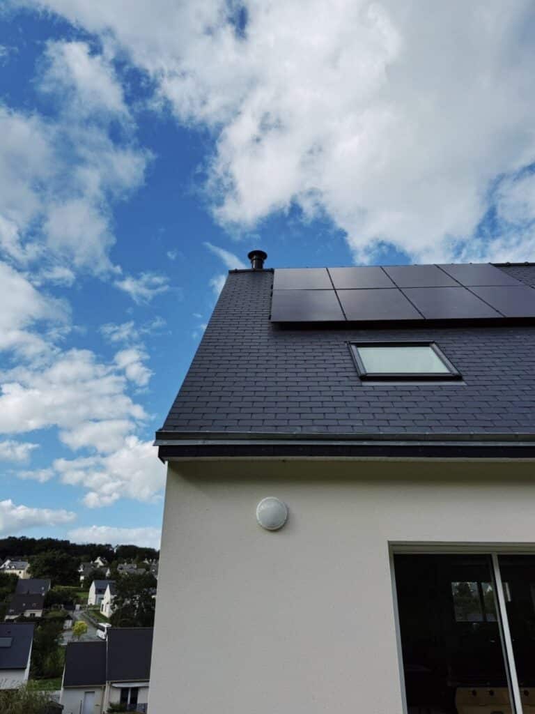 Toit ardoise équipé de panneaux photovoltaïques en façade sud en Bretagne