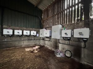 Local technique agricole avec onduleurs solaires installés en Bretagne