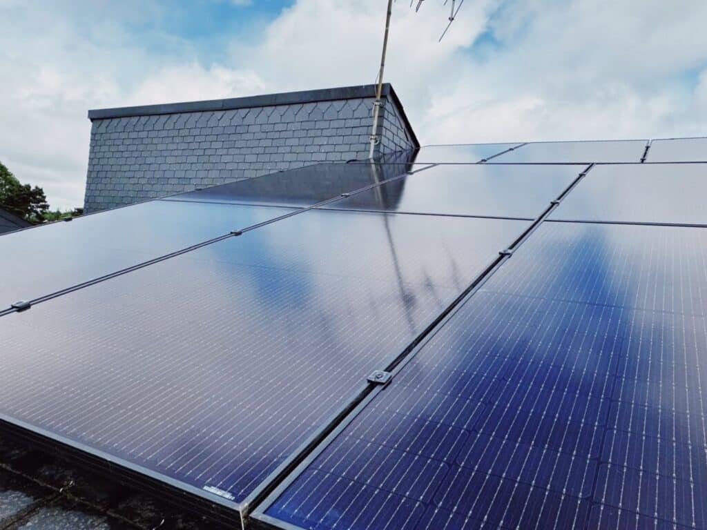 Zoom sur panneaux photovoltaïques à surface brillante posés en toiture en Bretagne