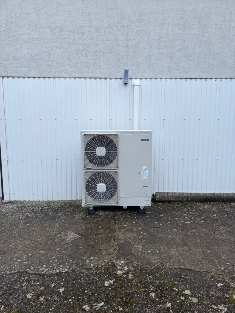 Double unité extérieure de pompe à chaleur installée en Bretagne