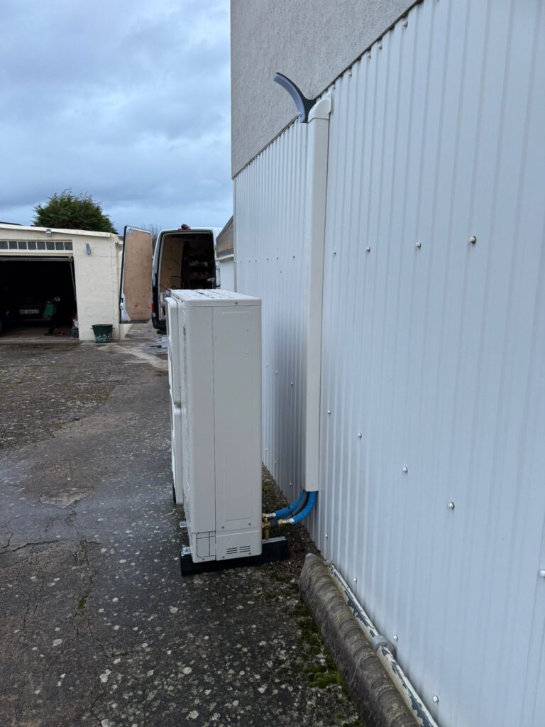Installation d’une pompe à chaleur air-eau extérieure en Bretagne