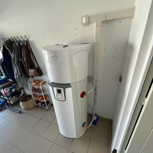 Ballon thermodynamique installé dans une buanderie moderne en Bretagne
