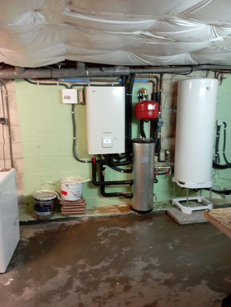 Ancien chauffe-eau électrique en cours de remplacement en Bretagne
