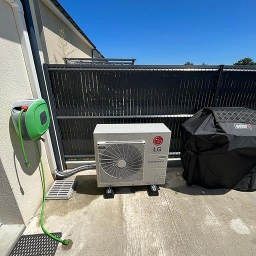 Unité extérieure de pompe à chaleur et borne électrique en Bretagne