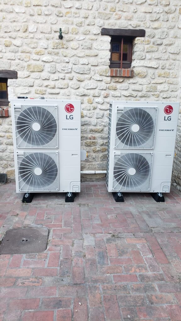 Deux pompes à chaleur LG côte à côte sur un dallage extérieur en Bretagne