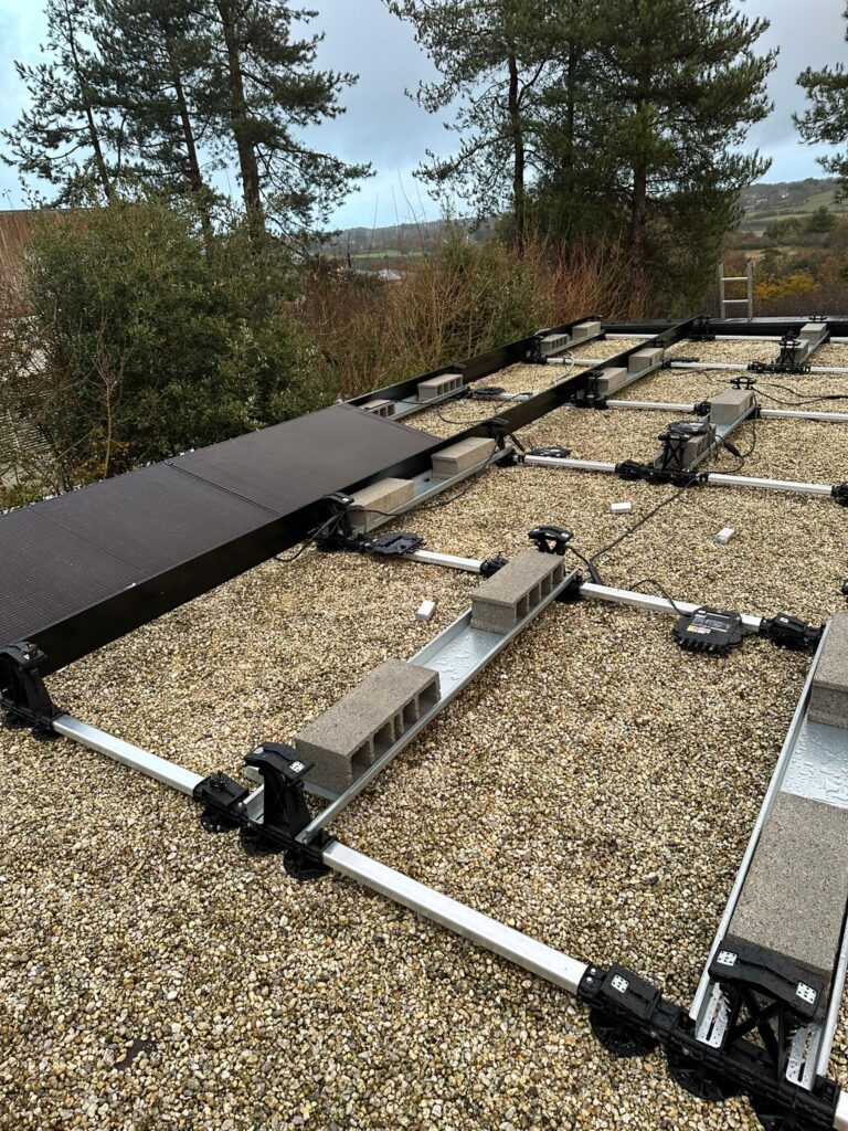 Pose de panneaux solaires sur toiture plate gravillonnée en Bretagne
