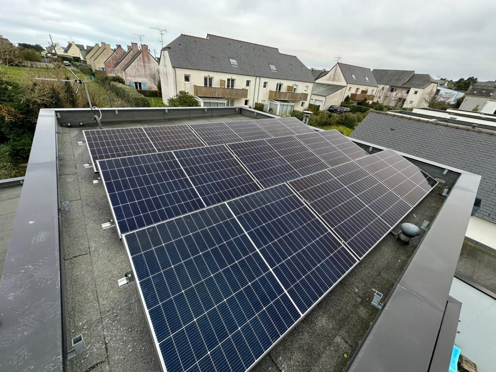 Vue rapprochée de panneaux photovoltaïques inclinés sur toiture en Bretagne