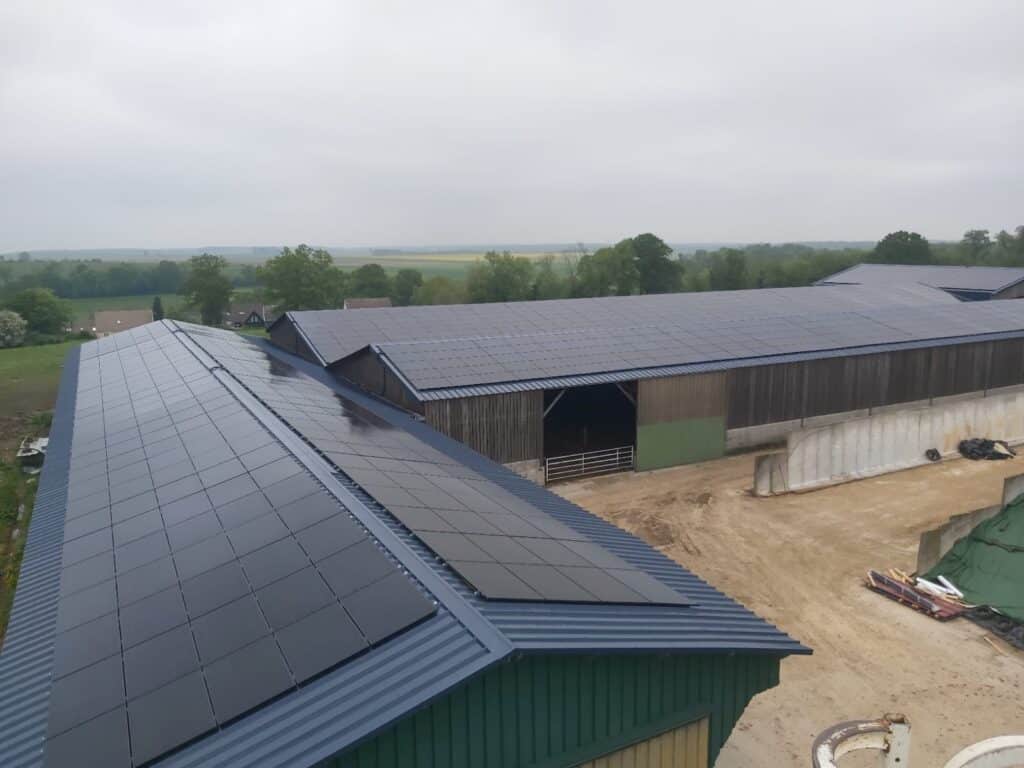 Bâtiment agricole avec toit incliné en bac acier et panneaux solaires en Bretagne