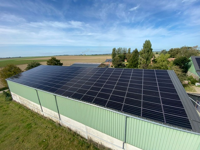 Ferme photovoltaïque sur toiture large en pleine campagne en Bretagne