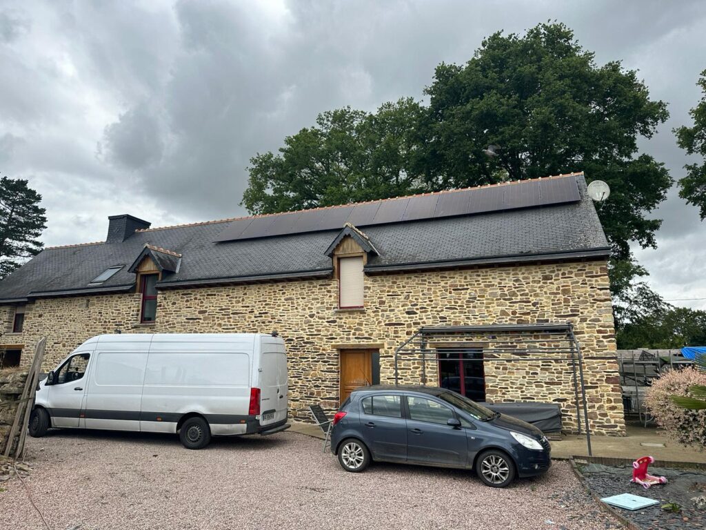 Maison en pierre avec chantier solaire en cours et véhicule utilitaire en Bretagne