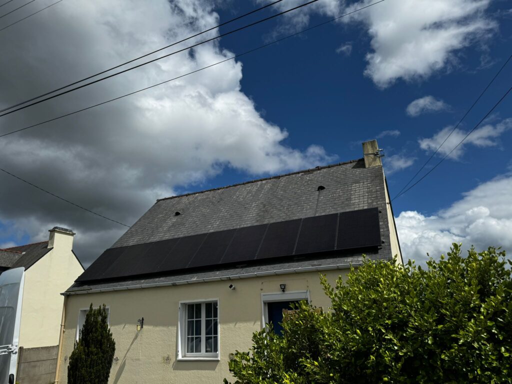 Maison ancienne rénovée avec panneaux photovoltaïques en toiture en Bretagne