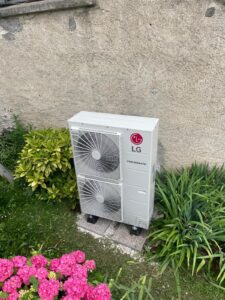 Pompe à chaleur LG extérieure installée près d’un mur végétalisé en Bretagne